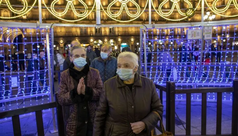 La iniciativa Taxiluz, promovida por Roraty Club Salamanca, acerca a las personas mayores de las residencias de la ciudad a disfrutar de la iluminación de Navidad de manera altruista Foto Agencia ICAL (Susana Martín) (1 (5)