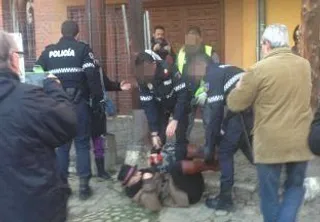 Tensión entre los atrincherados en la Plaza del Grano por su defensa y la Policía para seguir con la obra