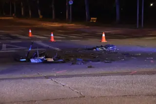 Policía Local en el lugar del accidente entre un turismo y una motocicleta 