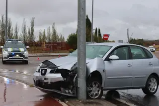 Un vehículo se sale de la vía en la rotonda del Helmántico, en Villares de la Reina | Mateo García
