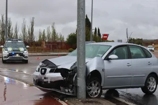 Un vehículo se sale de la vía en la rotonda del Helmántico, en Villares de la Reina | Mateo García