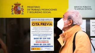 Un hombre camina junto a una oficina del paro, imagen recurso. EP