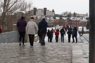 Salmantinos pasean por el Puente Romano este domingo | Foto: S24H