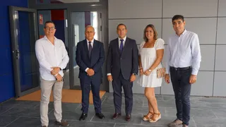 Eloy Ruiz y Ángel Morín (junto a Satur Hernández y los concejales del Ayuntamiento de Castellanos de Moriscos, Belén Vacas e Ildefonso Curto Prieto) presentan los datos de escolarización en Castellanos de Moriscos (