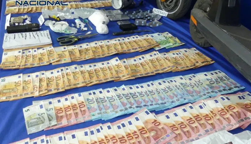 Cocaína, hachís, una pistola táser, vehículos, patinetes y dinero en efectivo