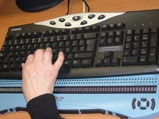 Alertan de un virus que permite a un ordenador remoto ver las teclas que marca un usuario