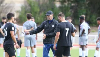 Antonio Calderón da instrucciones a sus jugadores / FOTO SALAMANCA24HORAS.COM