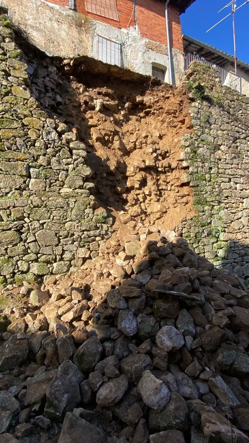 Así quedó la zona afectada tras caer la muralla en la zona afectada de Miranda del Castañar