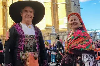 José María Mateos Valiente, tamborilero de Robleda junto con su esposa Catalina Sánchez Moreno, galardonados con la 'Encina Charra 2025' de Ciudad Rodrigo