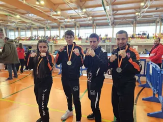 Mara Jiménez, Rodrigo García y Javier Bernal, de la Escuela Luo Fu Shan, con la plata lograda en el Campeonato de España