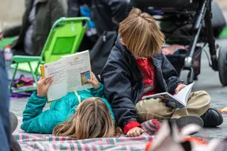 Niños leyendo. Foto de archivo. 