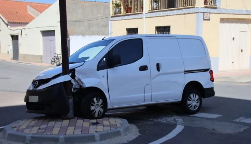 Un coche se sube a una rotonda y choca contra una farola en Calzada de Valdunciel