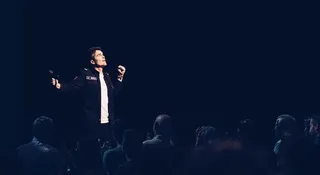 El cómico Álex Clavero en un show. Foto vía Instagram Alexclavero81 | Goriproducciones