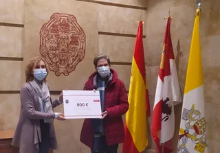 Entrega del cheque a Cáritas
