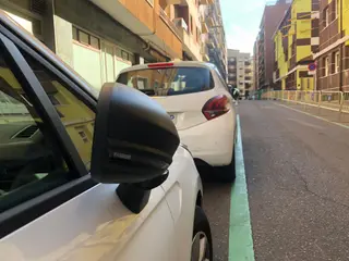 Retrovisores 'guardados' en el barrio del Oeste