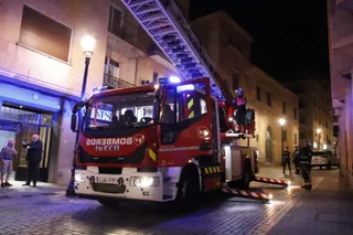 GALERÍA | Susto en un edificio de la Ronda de Sancti-Spíritus tras el incendio de una chimenea