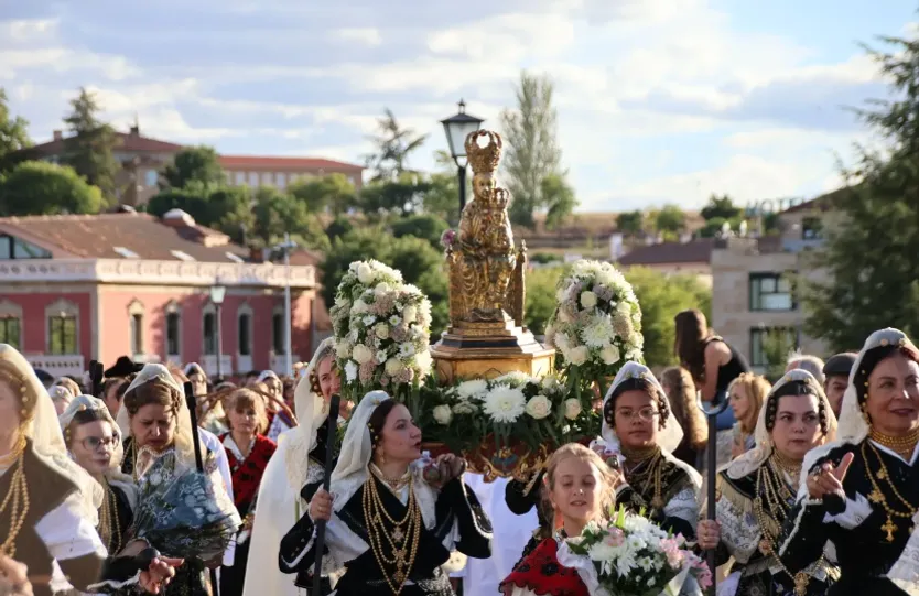 Ofrenda Floral en honor a la Virgen de la Vega