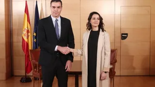Europapress 2551209 el presidente del gobierno en funciones pedro sanbchez y la lider de ciudadanos ines arrimadas posan juntos momentos antes de su reunion en el congreso de los diputados en madrid e
