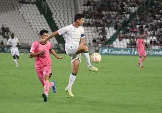 Nespral persigue a Javi Flores | FOTO CÓRDOBA CF