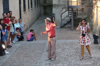 Los Absurdos Teatro vuelve a llenar de historia la Cueva de Salamanca