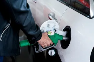 Una mujer pone gasolina a su vehículo en una gasolinera. Europa Press
