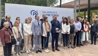 El candidato popular a la alcaldía de Salamanca, Carlos García Carbayo, junto a los miembros de su candidatura