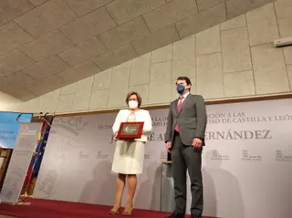 Alfonso Fernández Mañueco entrega a Consuelo Blanco, esposa del fallecido comandante Aliste, la Medalla a la Defensa y Atención a las Víctimas del Terrorismo de Castilla y León. Foto SALAMANCA24HORAS.