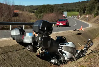 Estado de la moto tras el accidente múltiple en El Cabaco | Ical