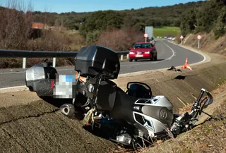 Estado de la moto tras el accidente múltiple en El Cabaco | Ical