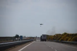Helicóptero en un incendio en Quejigal. ARCHIVO