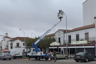 Operarios del Ayuntamiento de Peñaranda cambiando una de las luminarias en la Avenida de Salamanca