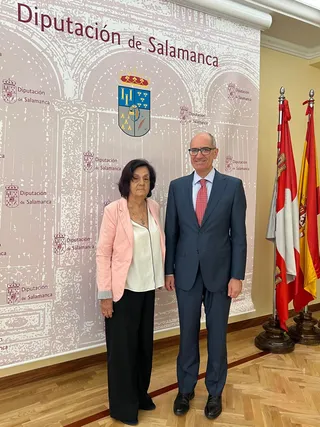 Javier Iglesias y la presidenta de la Agrupación de Sociedades de Castilla y León en Cuba, María Antonia Rabanillo