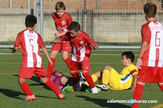 Foto de archivo de un partido de fútbol base