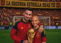 Alex Baena y María Caamaño en una fotografía generada con IA por Templo Atleti
