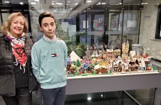 La concejala de Cultura y Educación y Samuel Recio junto al Belén de lego montado en el Ayuntamiento de Villares de la Reina