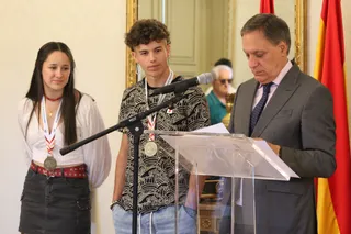 El alcalde de Salamanca, Carlos García Carbayo, recibe a los piragüistas Yaiza Sánchez y Pedro Gómez.