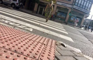 El Ayuntamiento retira un obstáculo de la acera pero culpa de la caída a quien tropezó con él