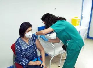 Una enfermera del Hospital de Salamanca recibe la vacuna. | ICAL