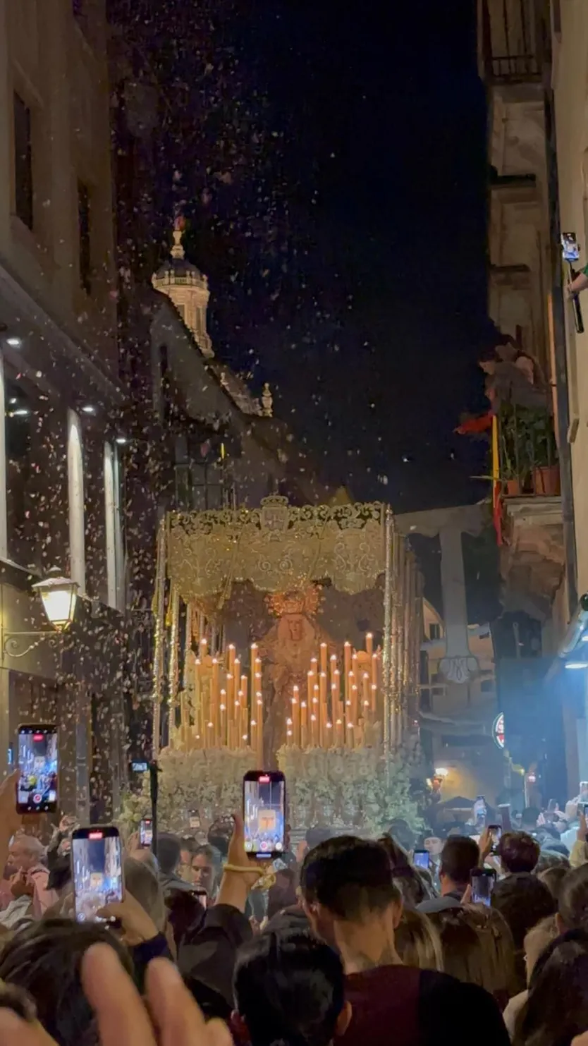 Emoción por ver a la Virgen de la Esperanza en la primera procesión extraordinaria por el Año Jubilar en Salamanca