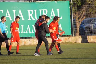 Aizcorbe, ayudado por sus compañeros para salir del terreno de juego / FOTO SALAMANCA24HORAS.COM