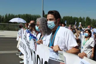 Sanitarios de Salamanca se concentran para pedir más personal en el hospital (4)