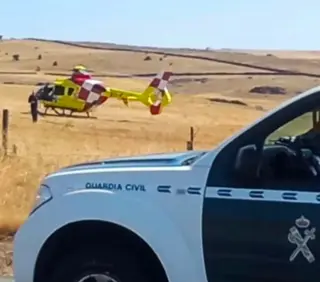 Auxilian a un ciclista tras sufrir un accidente en la N-620 a la altura de Salamanca. Guardia Civil de Salamanca