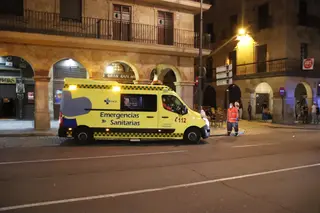 Ambulancia en Gran Vía de noche. Foto de archivo