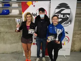 La pareja ganadora del cuadro femenino.