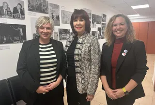 Elena Diego, Micaela Navarro e Irene Fernández en la sede del PSOE de Salamanca