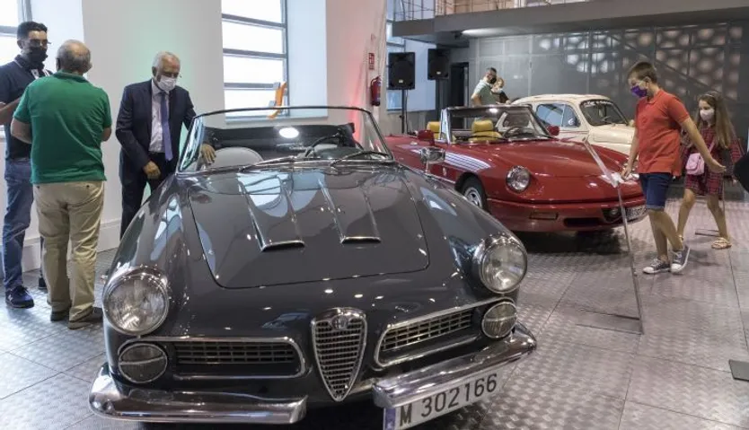 Coche antiguo en la exposición del Museo del Automovil. Foto Ical