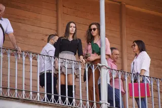 Resumen fotográfico del ambiente en los tendidos de La Glorieta durante la corrida de El Puerto de San Lorenzo. Fotos Juanes