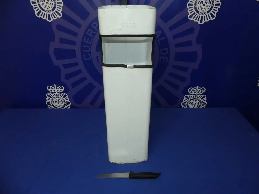 Papelera y cuchillo requisado| Policía
