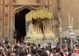 Salida de la Catedral Nueva de la talla de la Virgen de la Esperanza | Instagram Semana Santa Salamanca