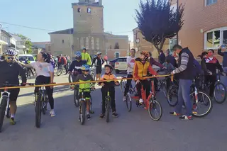 Un centenar de personas participan en el XVIII Marcha de la bici solidaria de Villoria